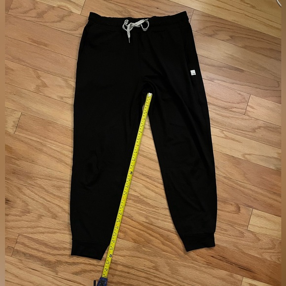 Vuori Women’s Joggers - Picture 2 of 3